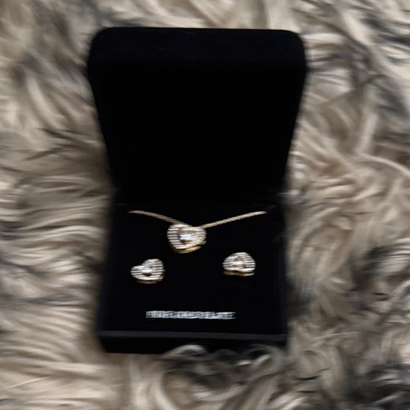 Elegant Gold Heart Jewelry Set - Picture 5 of 6